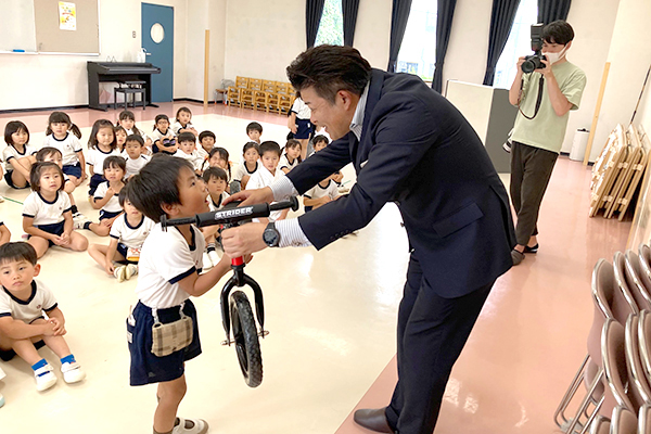武蔵野短期大学附属幼稚園にランバイク3台を寄贈しました！